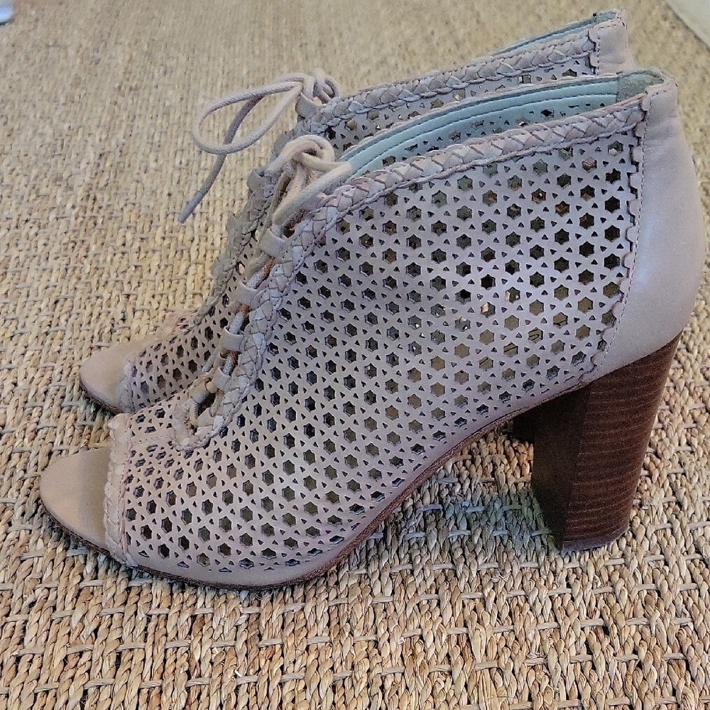 Via Spiga Tan Heeled Booties with Lace-Up Design Size 9